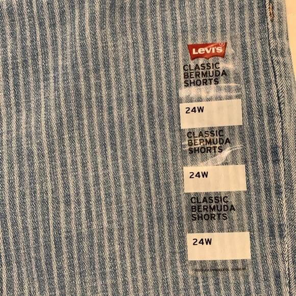 NWT Levi’s Classic Bermuda Denim Shorts, Cuffed Hem, Pin Stripes, Size 24W - Picture 6 of 15